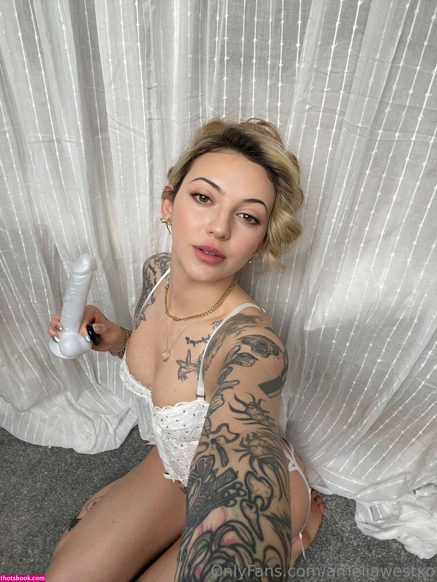 Amelia West Photo #23