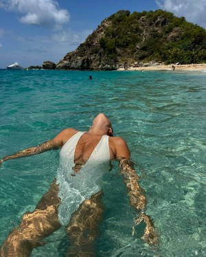 Natasha Oakley Photo #3