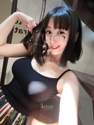 Larissa Rochefort Photo #13