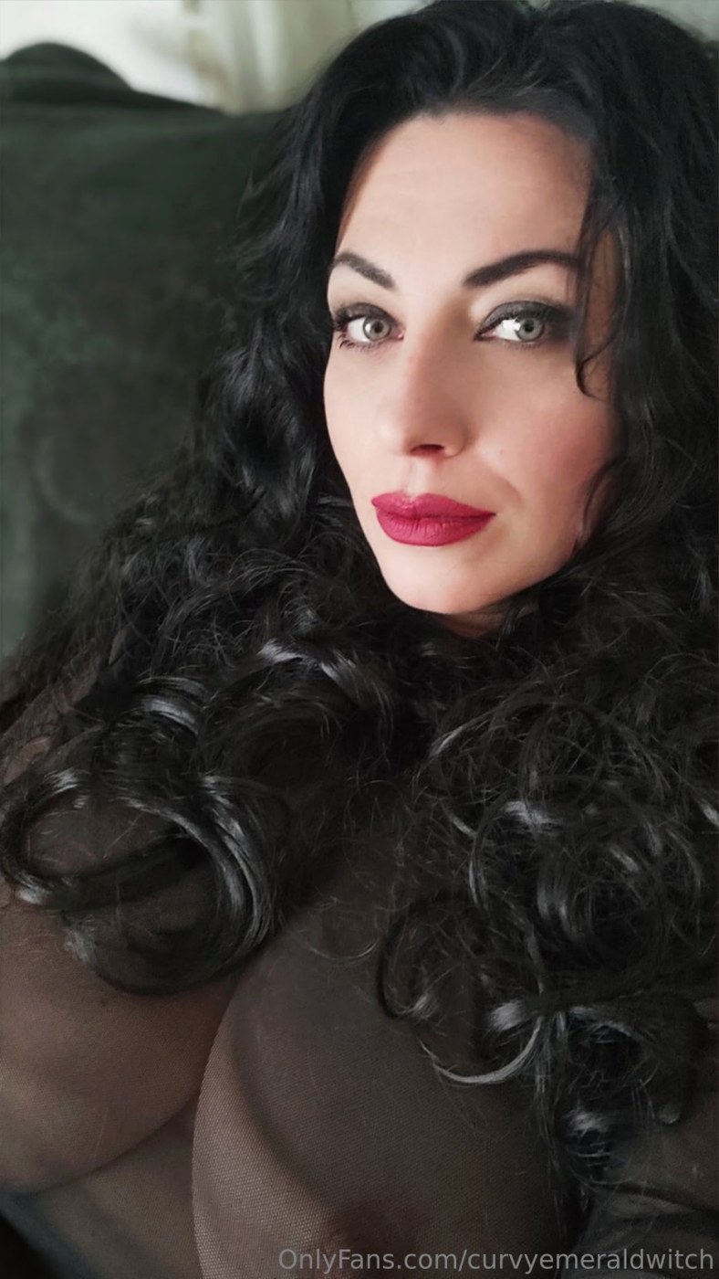 curvyemeraldwitch Photo #18
