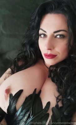 curvyemeraldwitch Photo #16