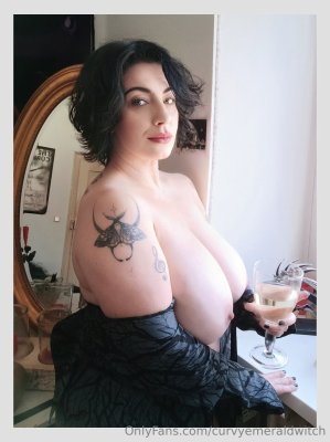curvyemeraldwitch