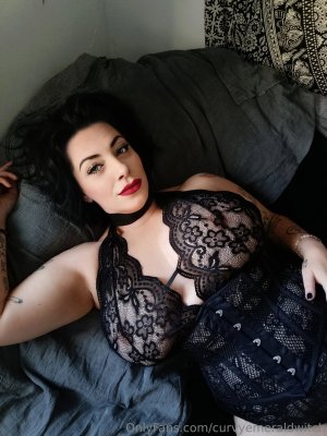 curvyemeraldwitch