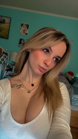 Kaitlyn Krems Photo #34