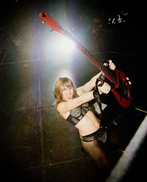 Victoria De Angelis Photo #37