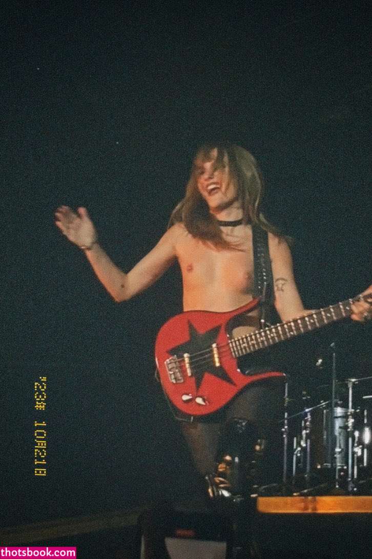 Victoria De Angelis Photo #71