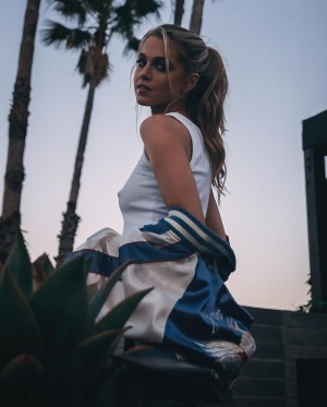 Anne Winters Photo #192