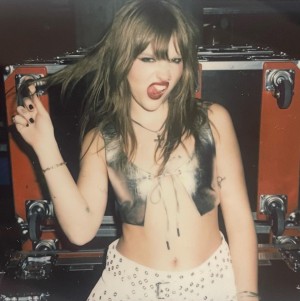 Victoria De Angelis Photo #24