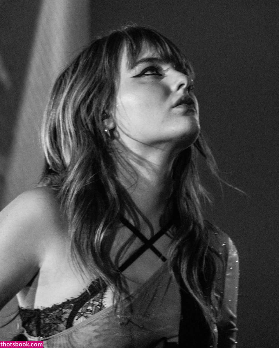 Victoria De Angelis Photo #26