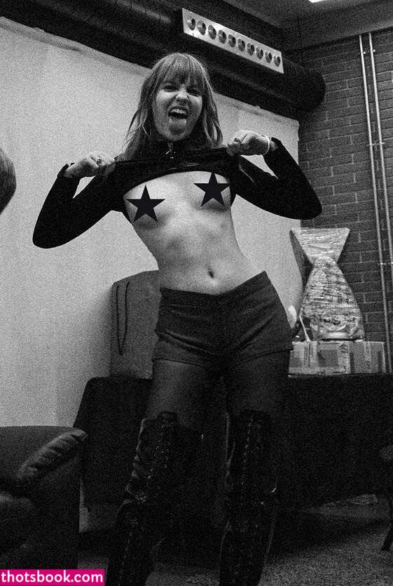 Victoria De Angelis Photo #33