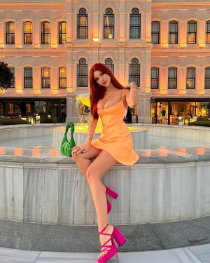 Demet Ozturk Photo #6