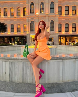 Demet Ozturk Photo #7