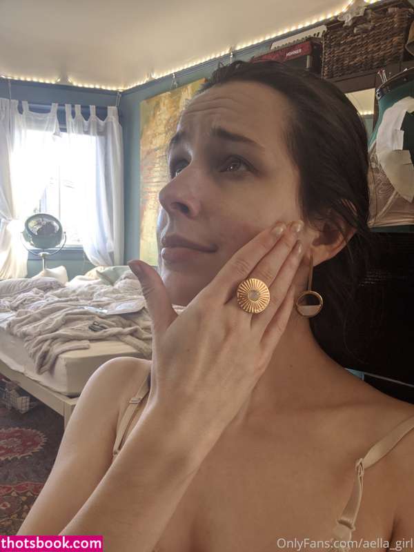 Aella Girl Photo #18