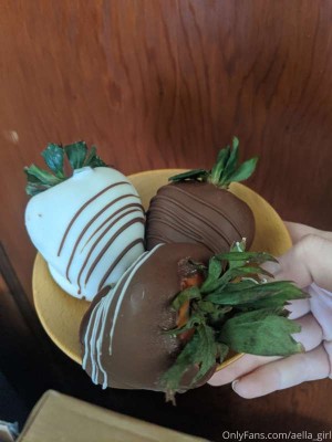 Aella Girl Photo #15