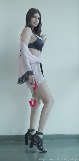 Sherlyn Chopra Photo #17