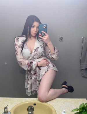 Esther Lynnrie Photo #14