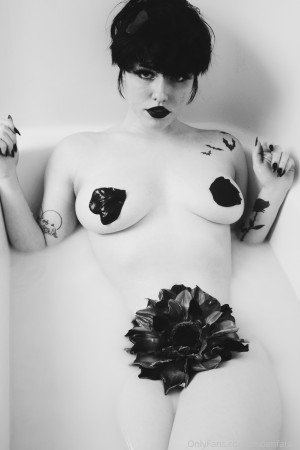 Phoenfatale Photo #14