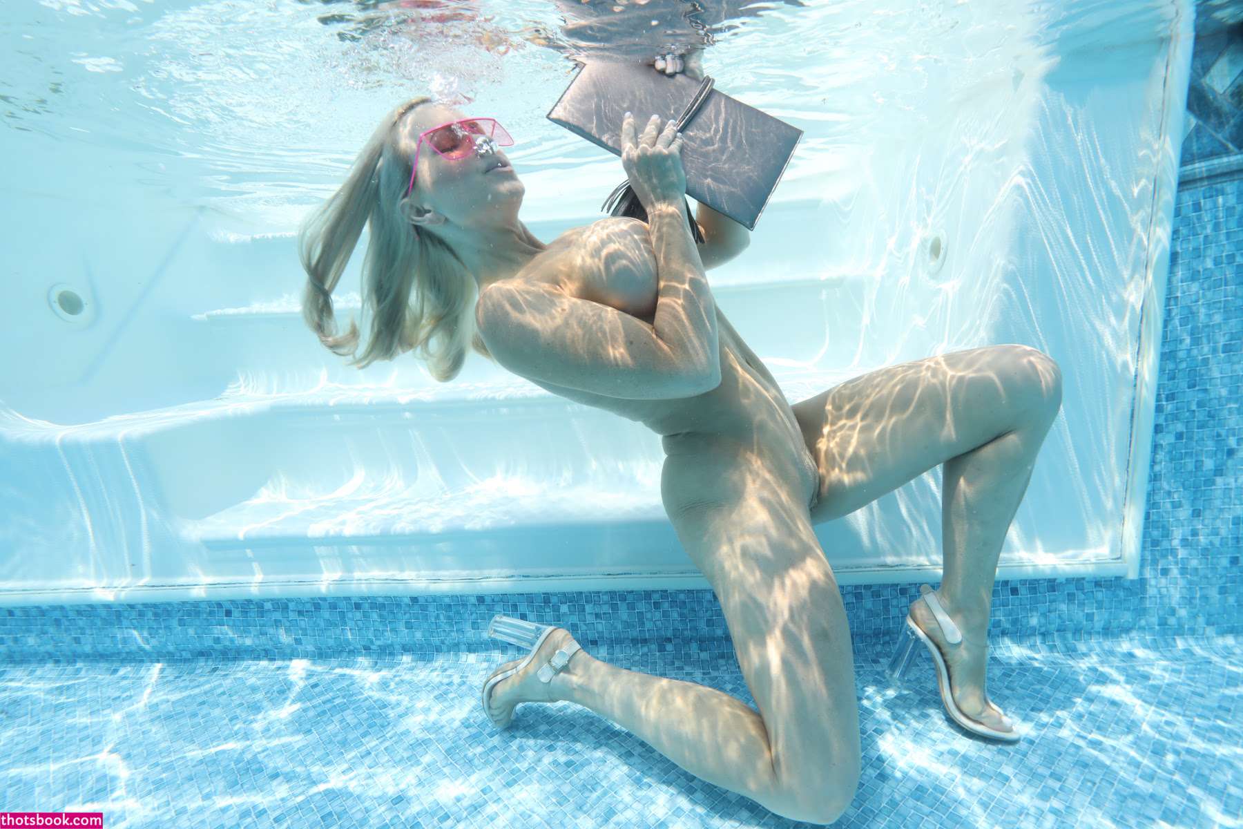 Gillianhughes Momshell Photo #37