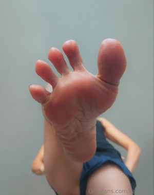 Ariel Feet Photo #5