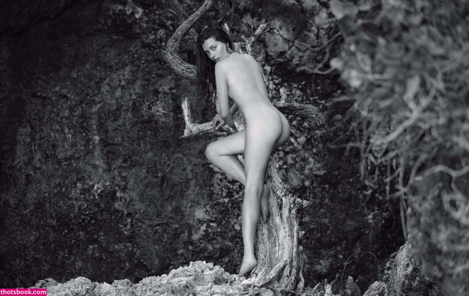 Jessica Clements Photo #2