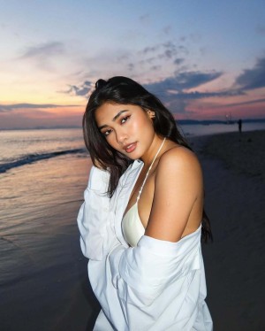 Thuzar Wint Lwin Photo #14