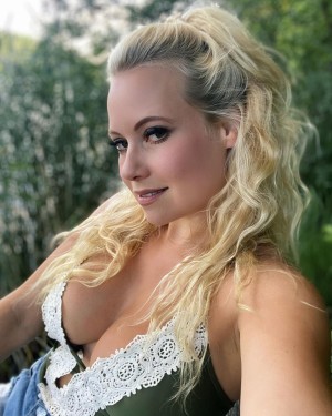 Steffi Landerer Photo #8