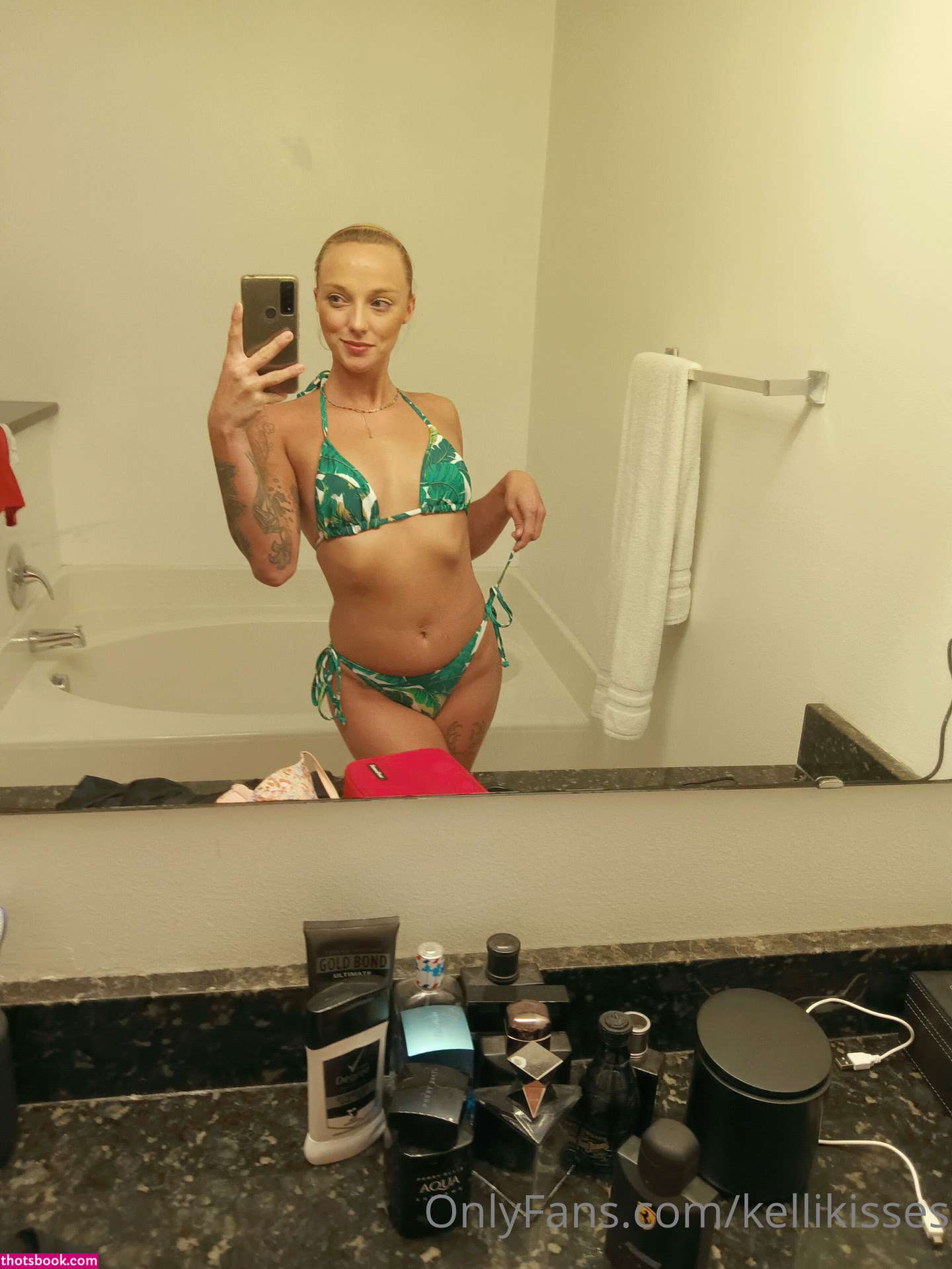 Kelli Kisses Photo #1