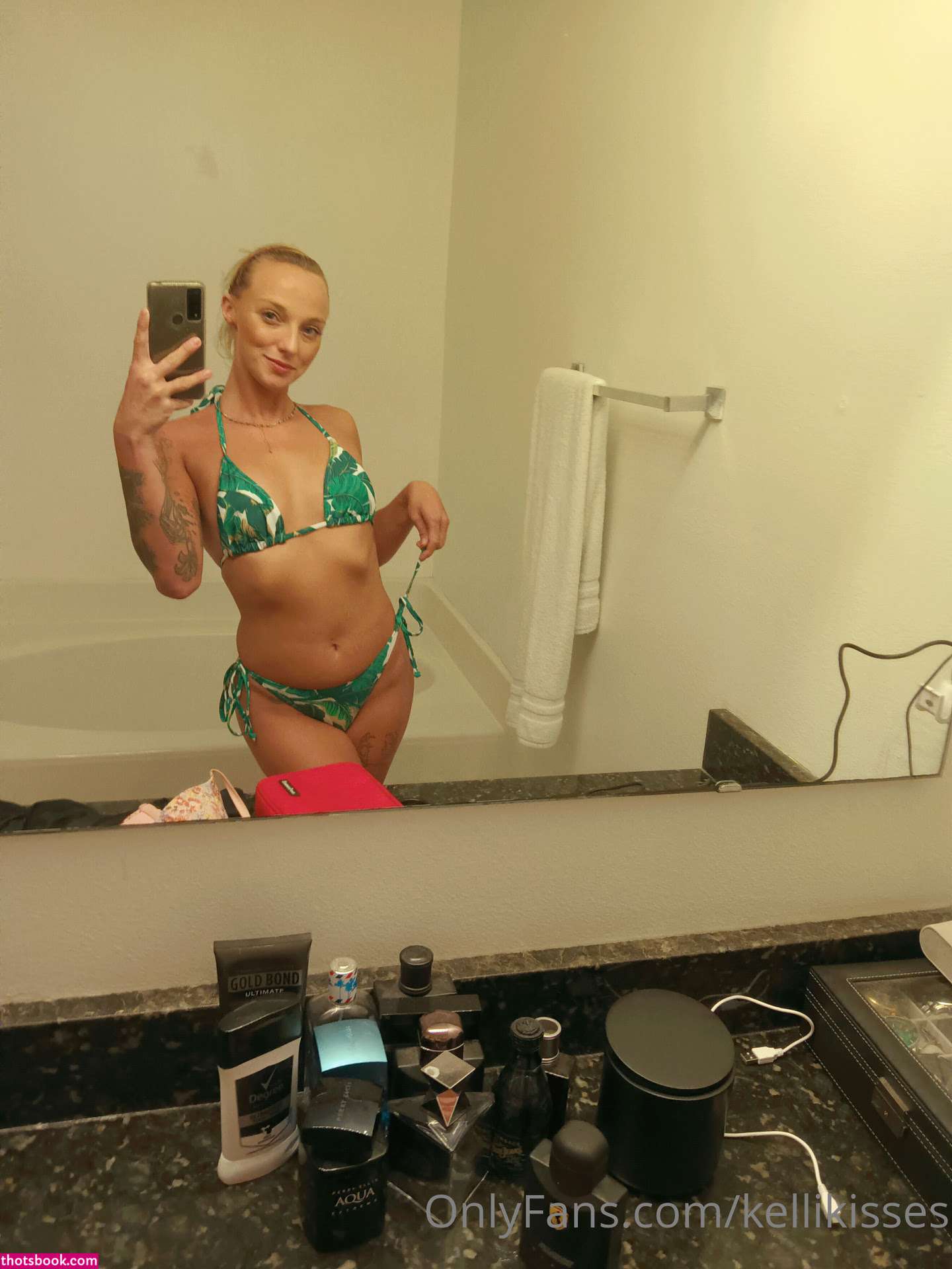 Kelli Kisses Photo #2