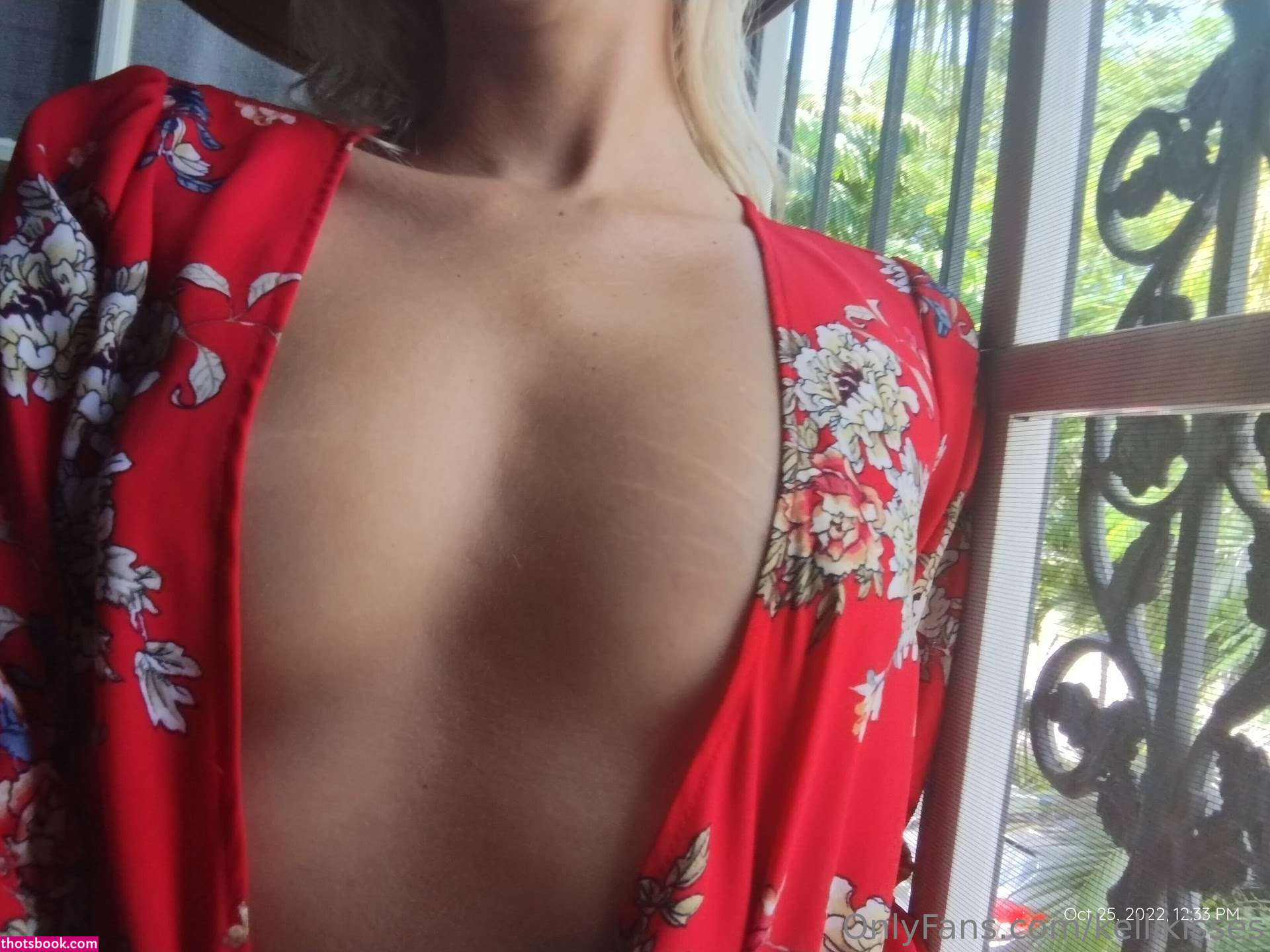 Kelli Kisses Photo #9