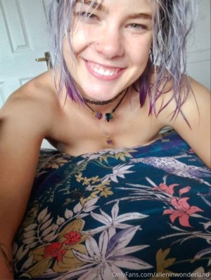 Alieninwonderland Photo #14