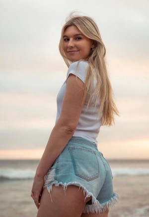 Jess Billings Photo #16