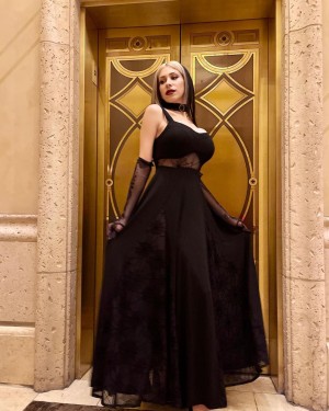 Laura Amuyus Photo #3