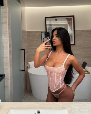 Aneeqa Farid Photo #11