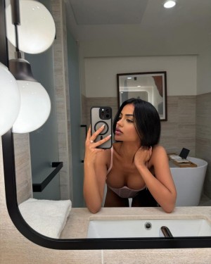 Aneeqa Farid Photo #13