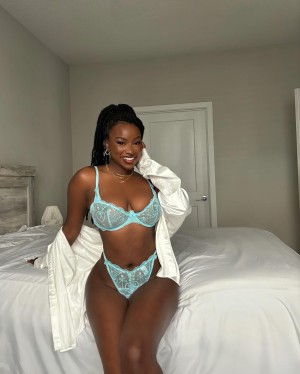 Savannah Perkins Photo #26