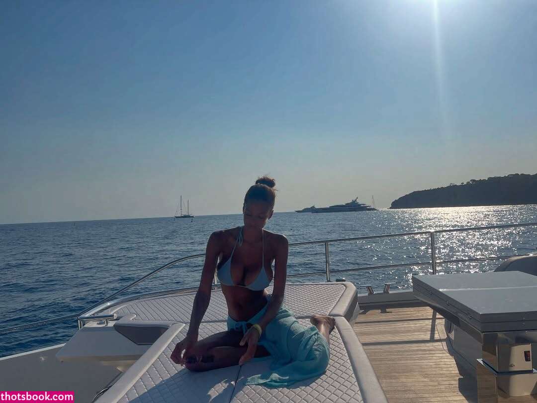 Laura Victoria Photo #3