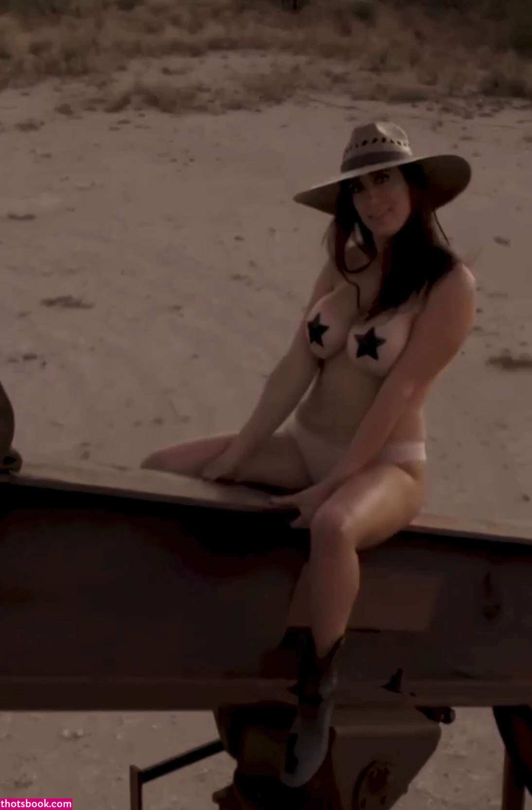 Sarah Stogner Photo #5