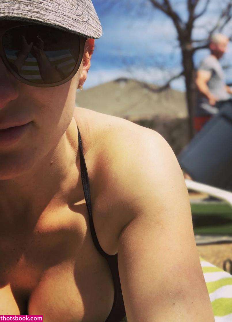 Sarah Stogner Photo #7