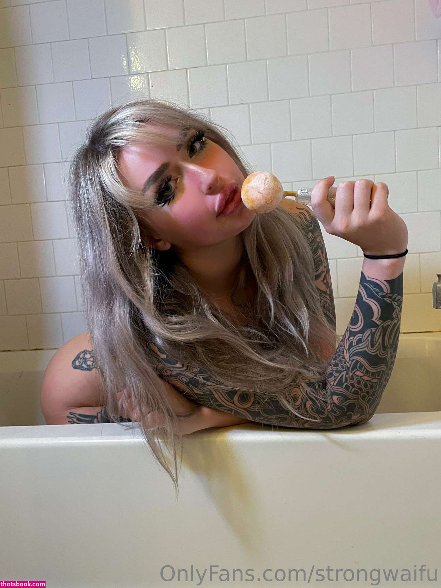 Strongwaifu Photo #24