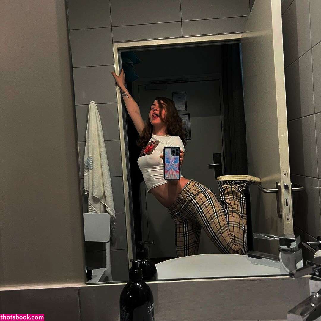 Maryana Ro Photo #15