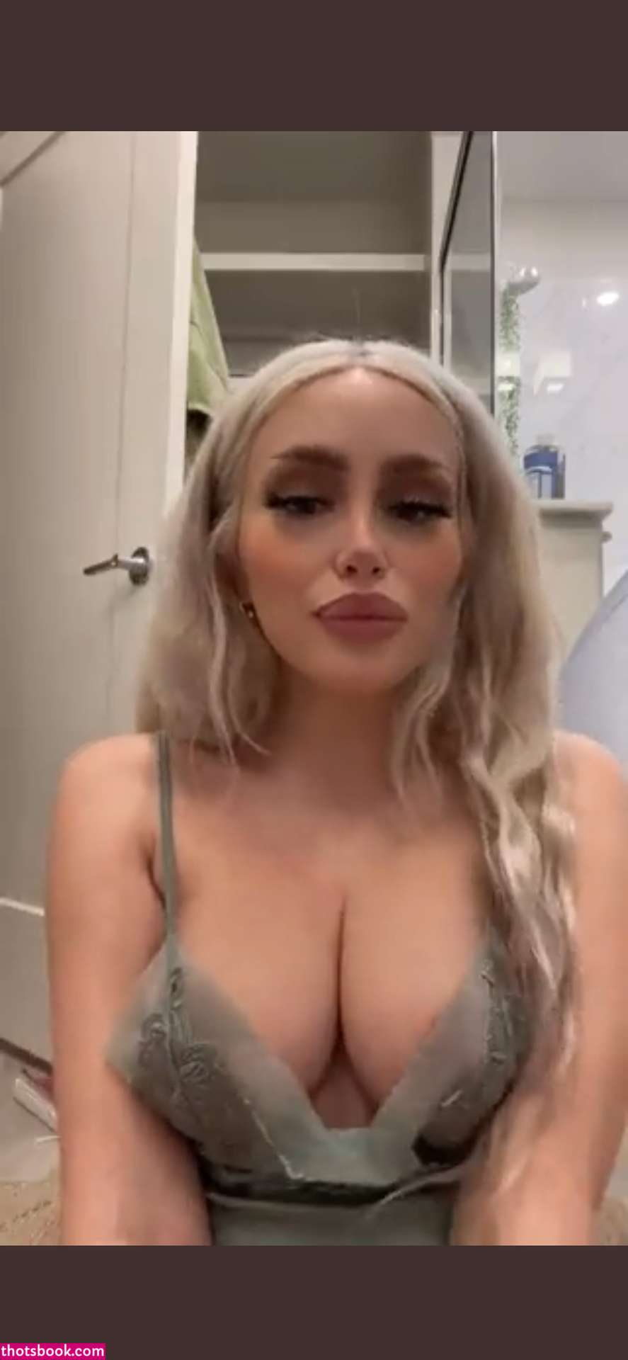 Naomi Woods Photo #5