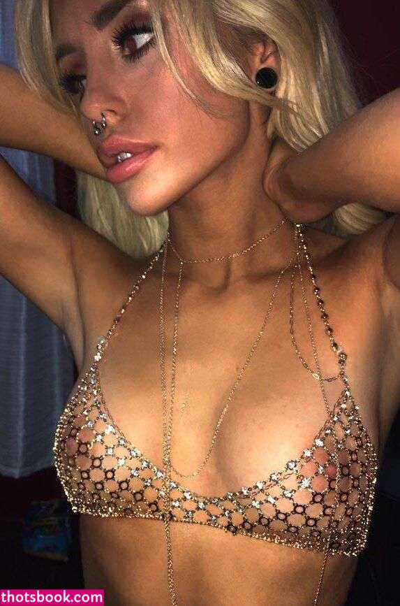 Naomi Woods Photo #60