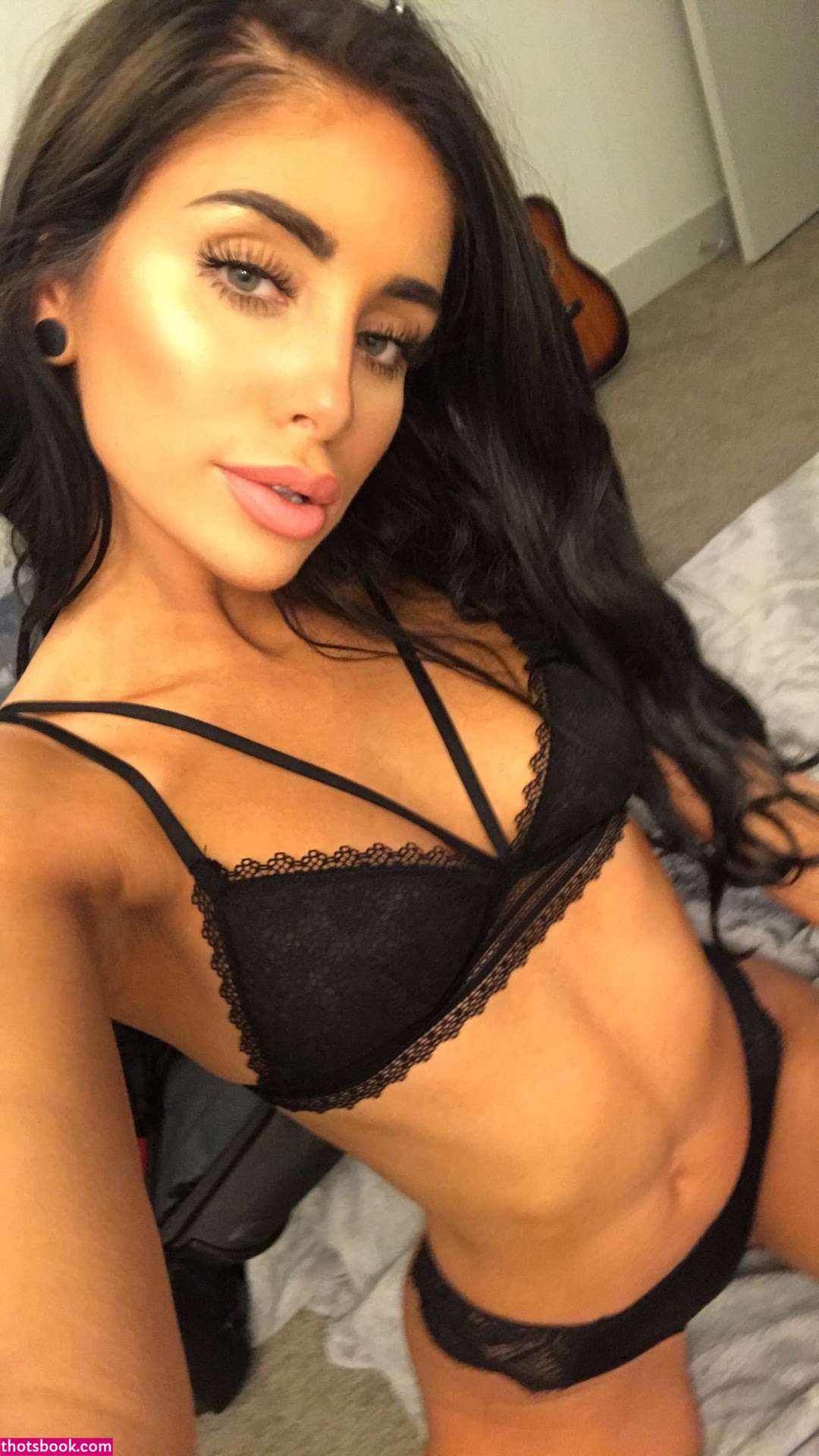 Naomi Woods Photo #92