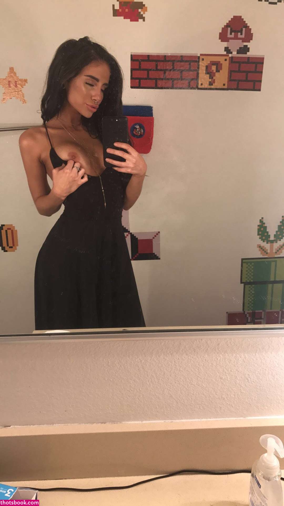 Naomi Woods Photo #109