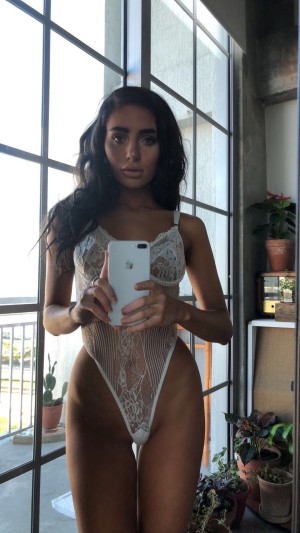 Naomi Woods Photo #121