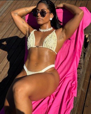 Larissa Felix Photo #8