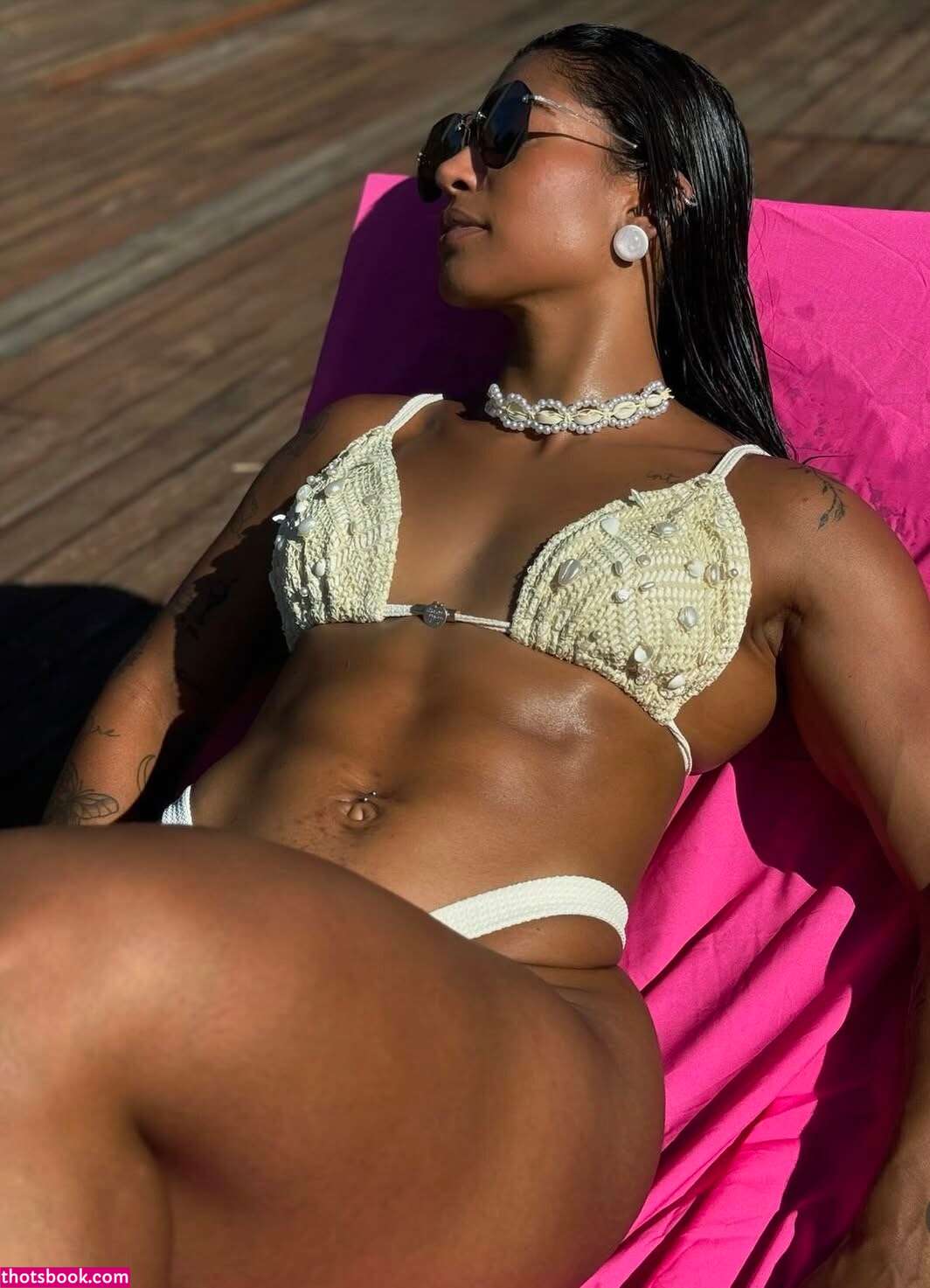Larissa Felix Photo #16