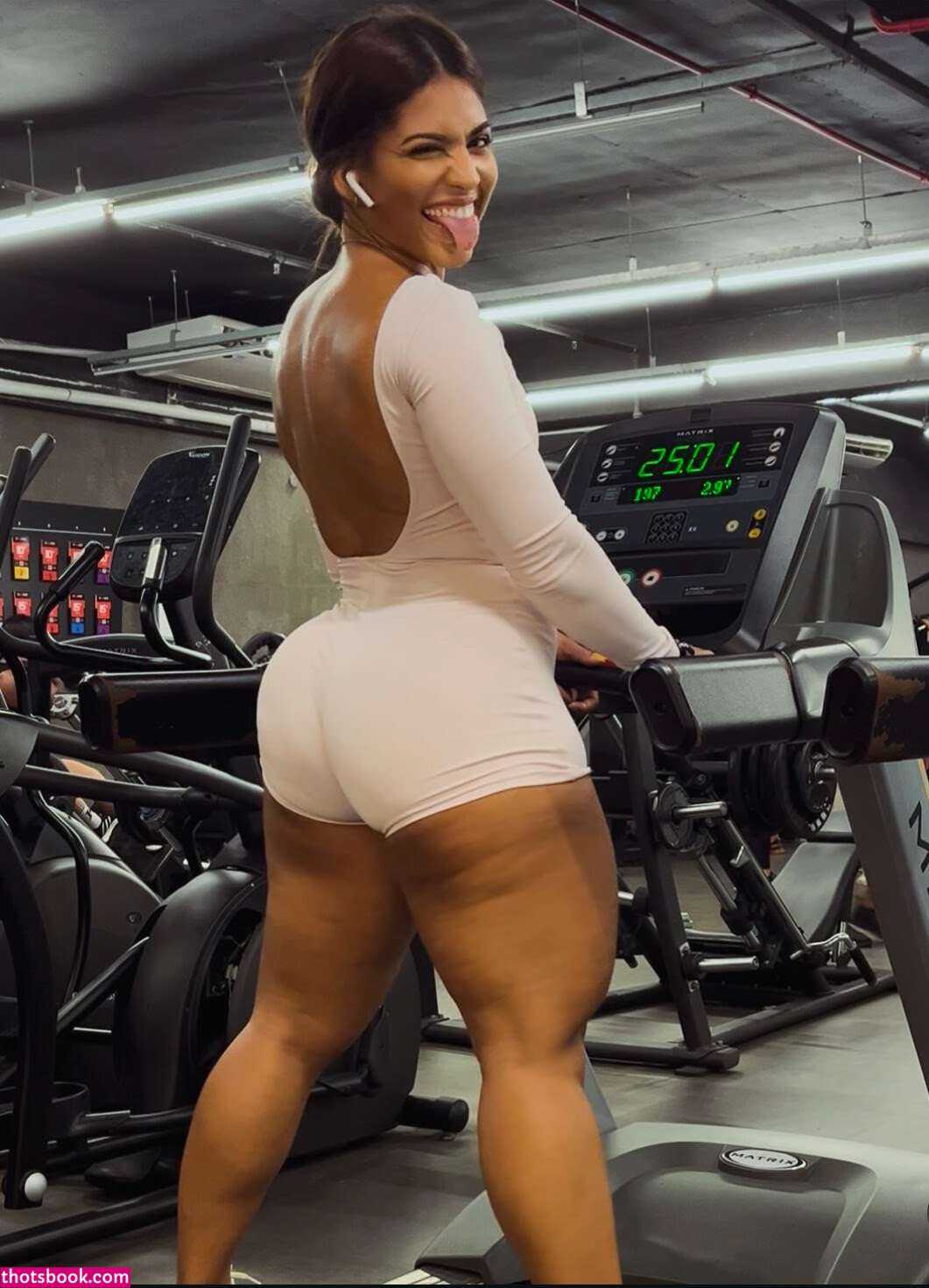 Larissa Felix Photo #35