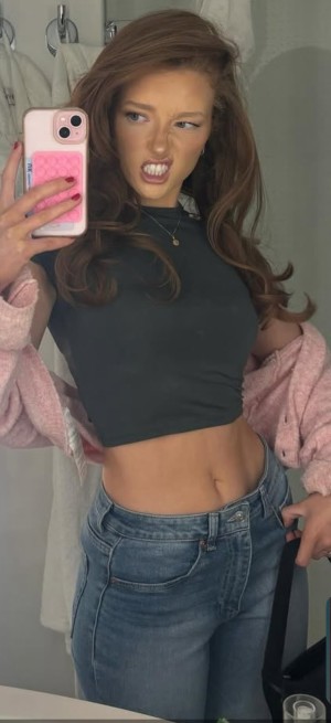 phoebeisginger Photo #37