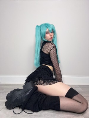 Duckie Cos Photo #6